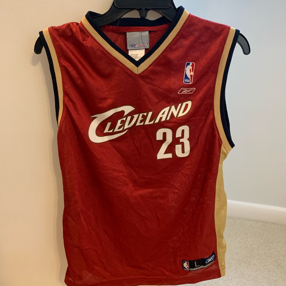lebron james vintage cleveland cavs jersey